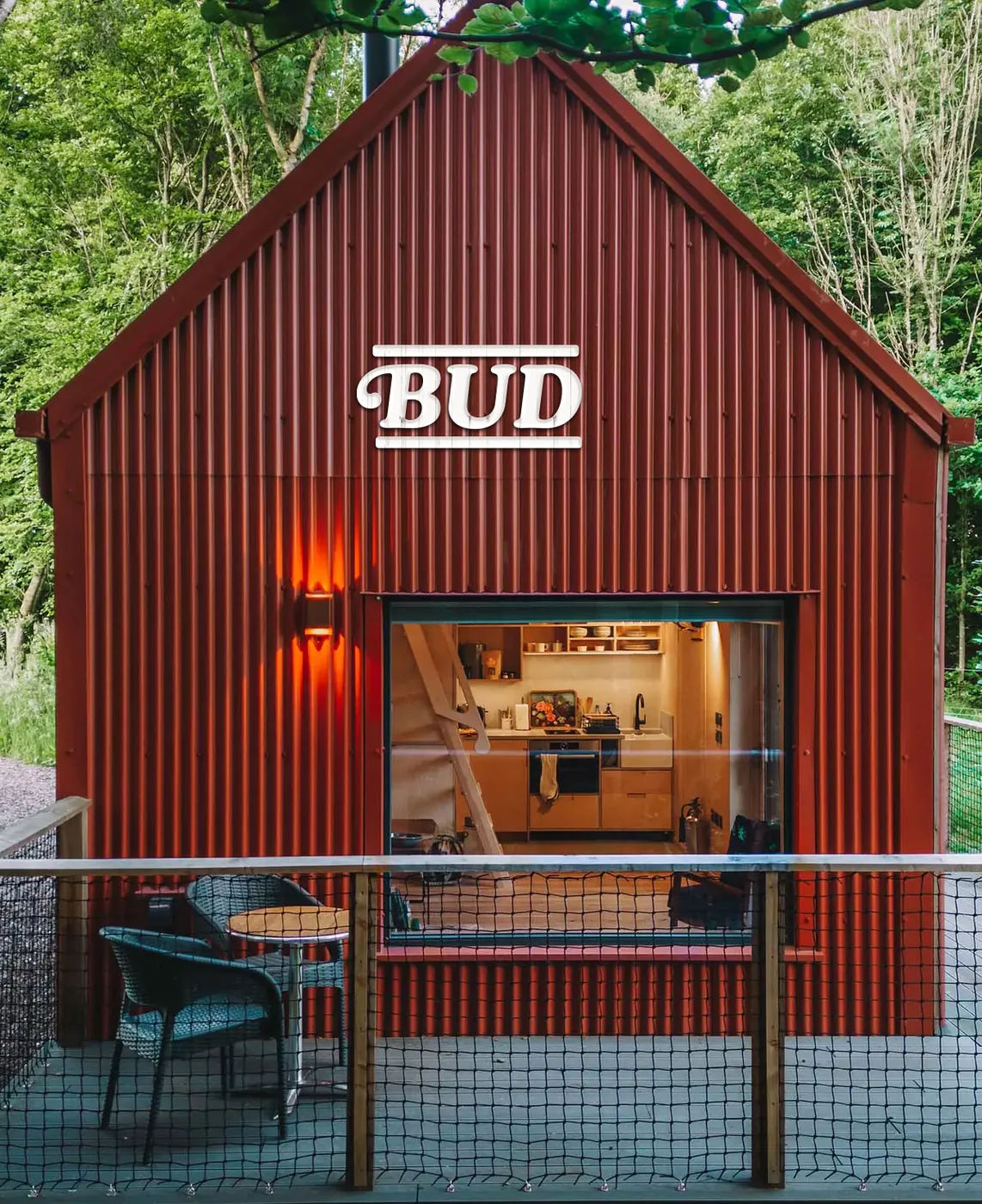 Cabana vermelha com o letreiro Bud