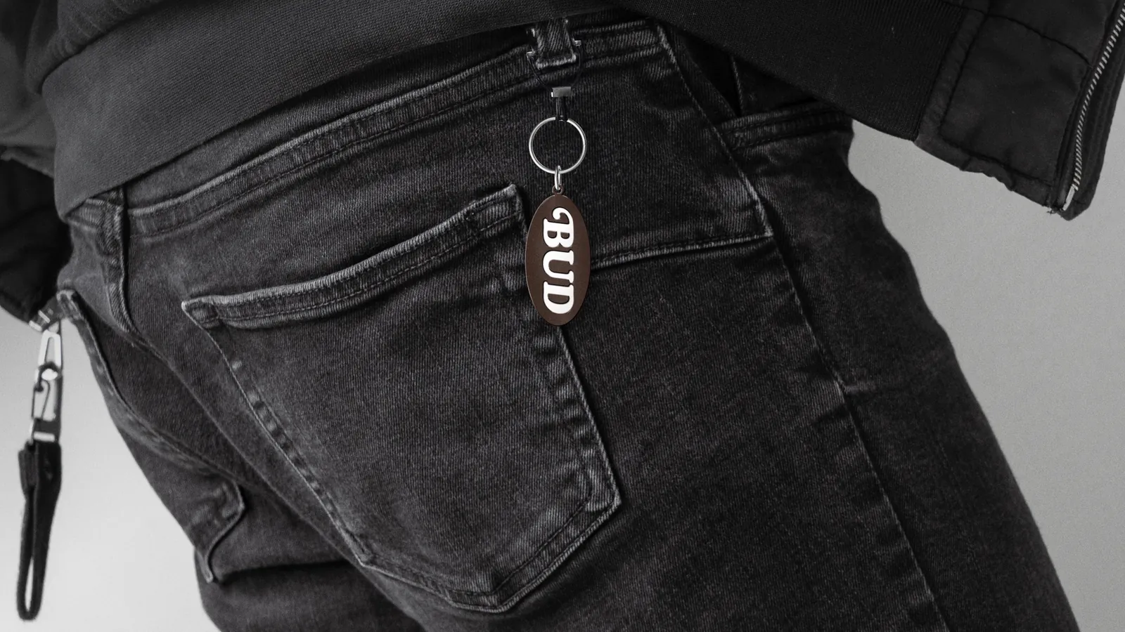 Chaveiro Bud pendurado no bolso da calça