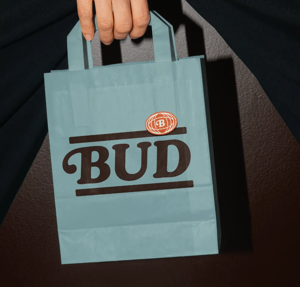 Sacola de papel azul com o logo Bud