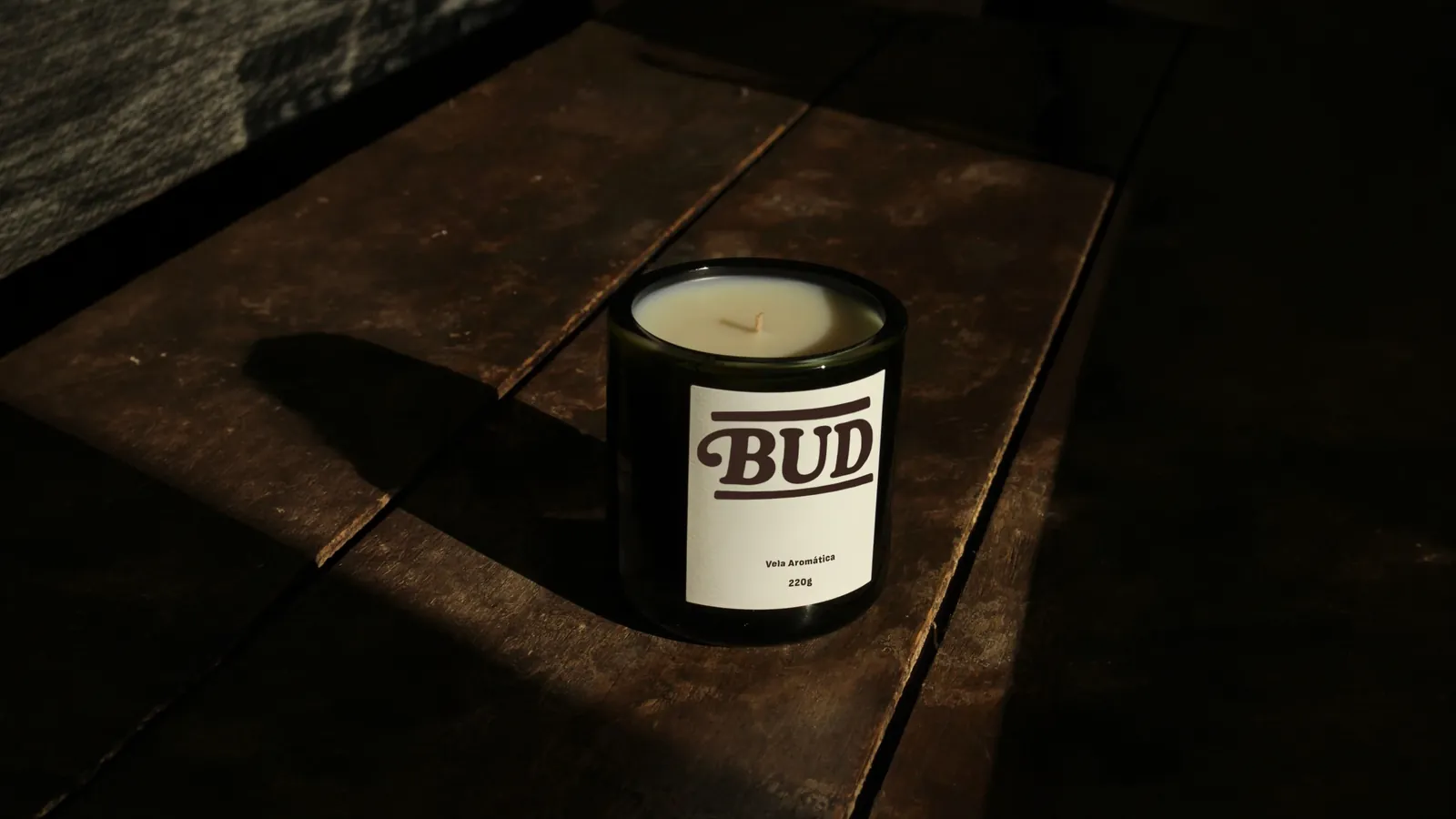 Vela Bud sobre mesa de madeira