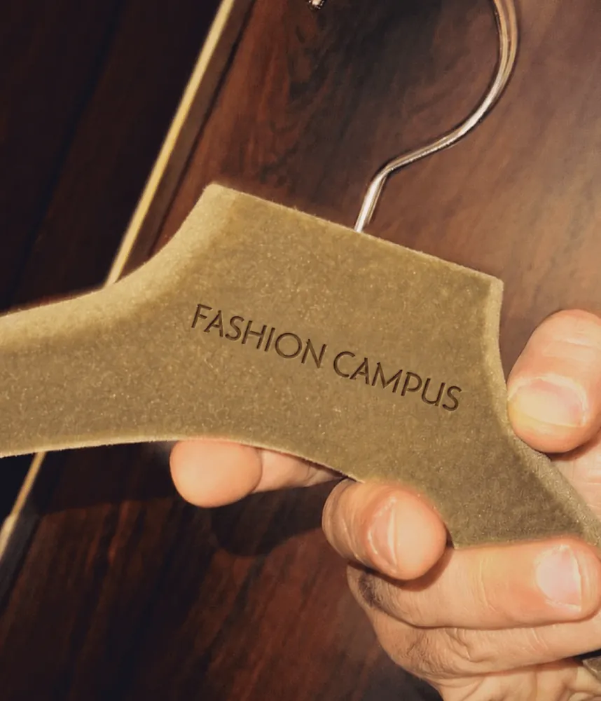 Cabide com Fashion Campus gravado