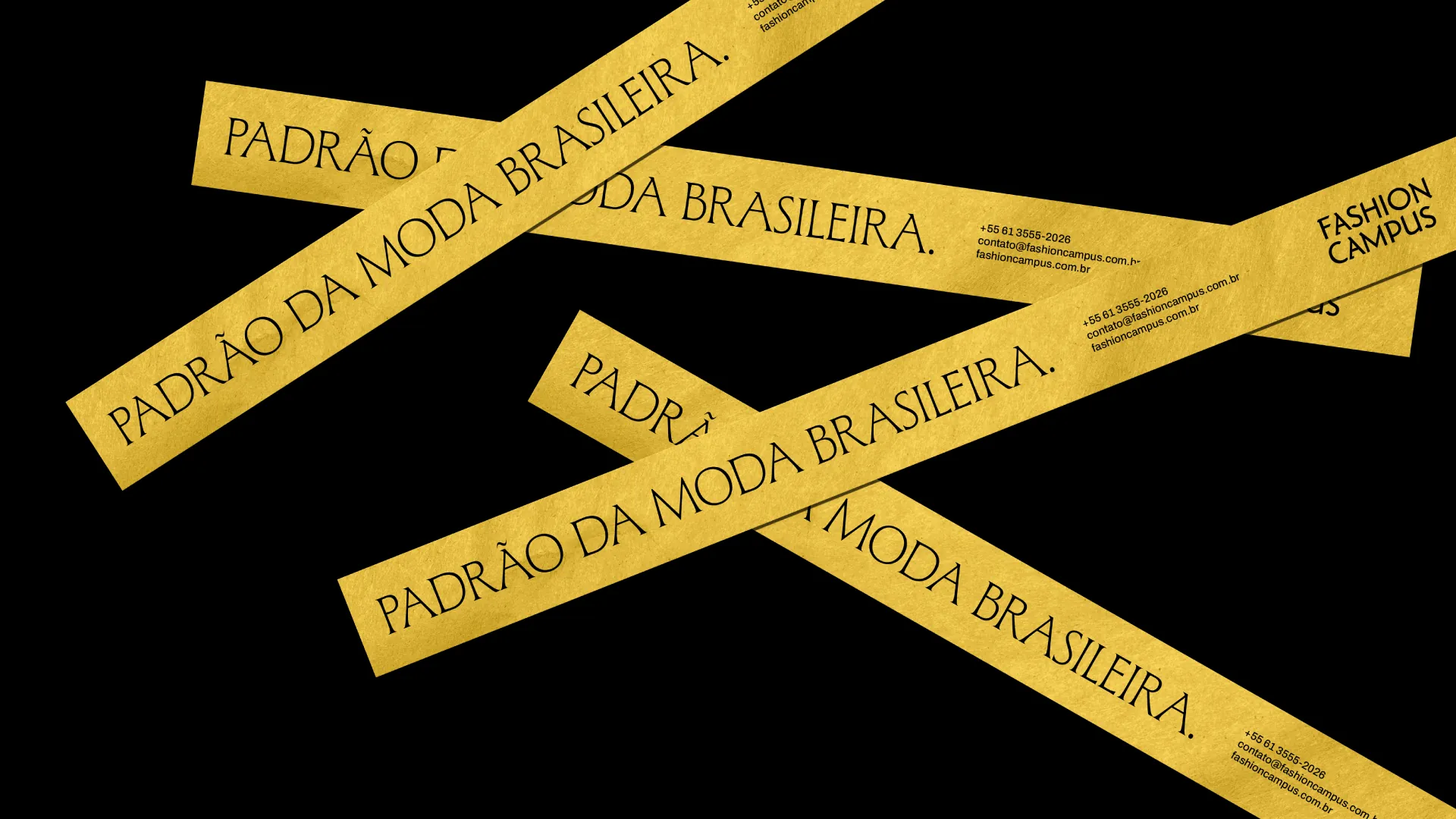 Fitas amarelas com a frase Padrão da moda brasileira sobre fundo preto
