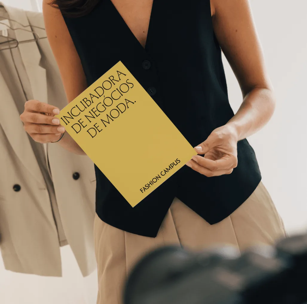 Mulher segurando o cartão amarelo Incubadora de negócios de moda