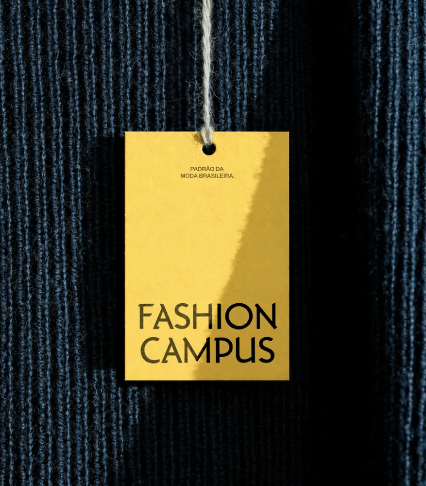 Tag amarela Fashion Campus pendurada em tecido azul
