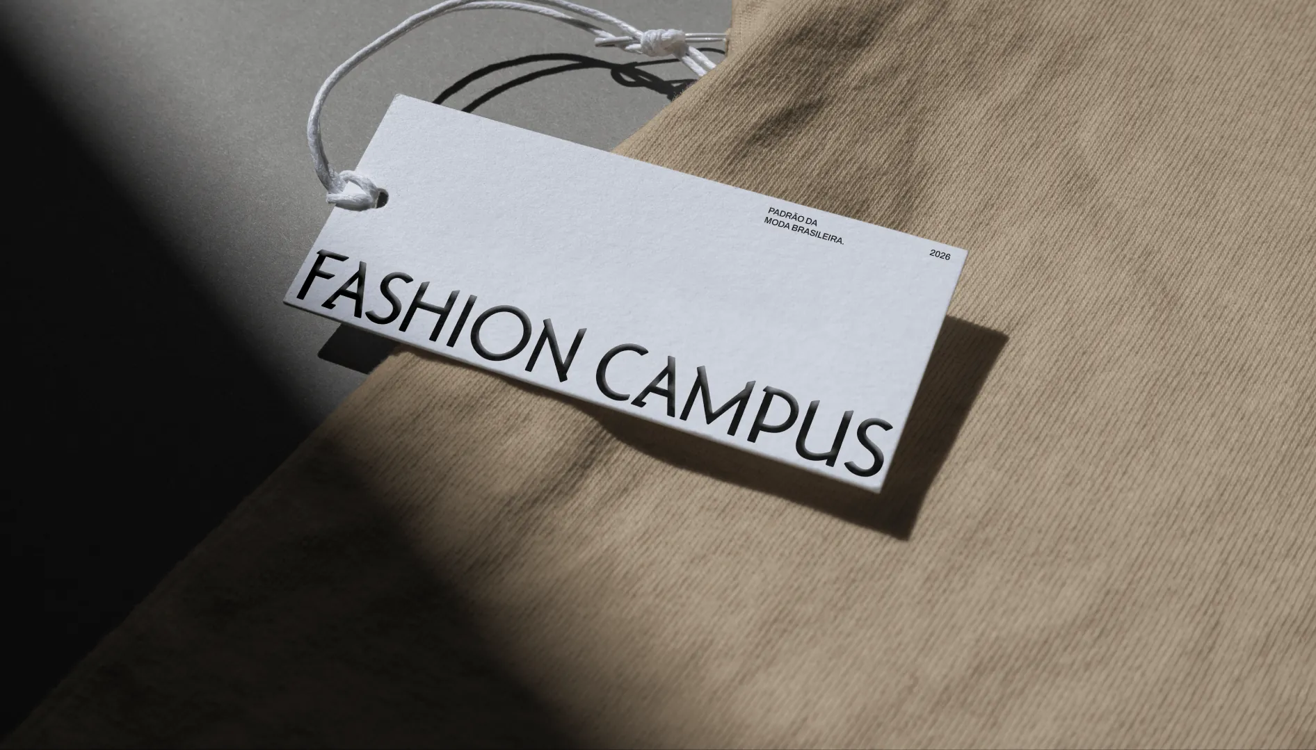 Tag branca Fashion Campus sobre tecido bege