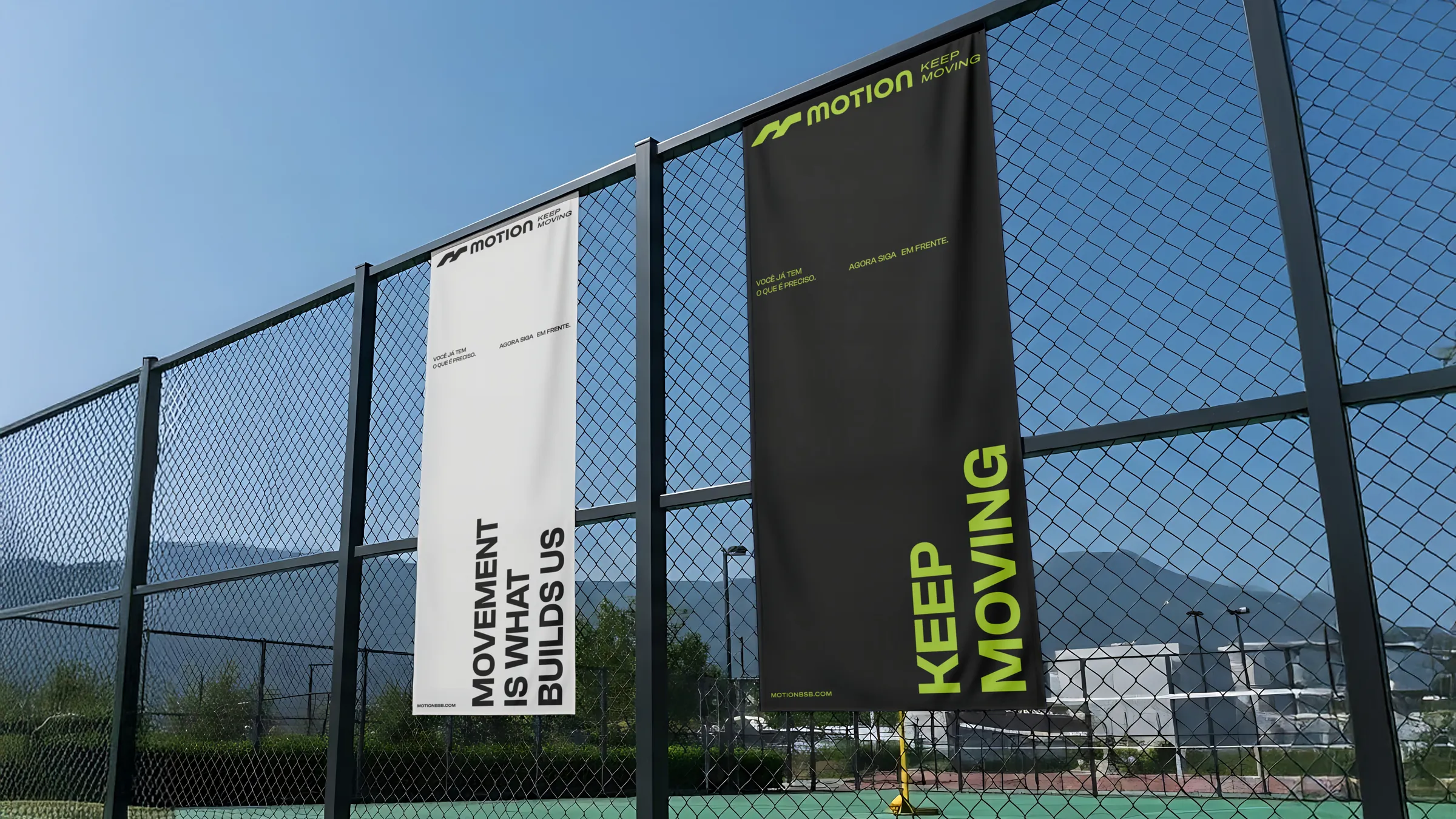 Banners Keep Moving e Movement is what builds us no alambrado da quadra