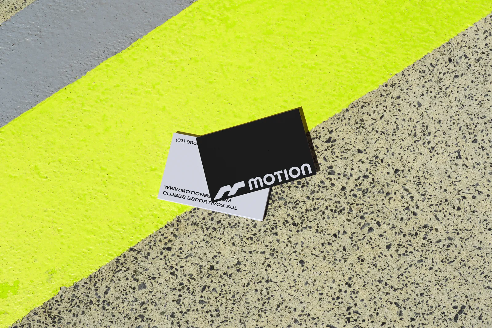 Cartões de visita da Motion sobre faixa verde-limão