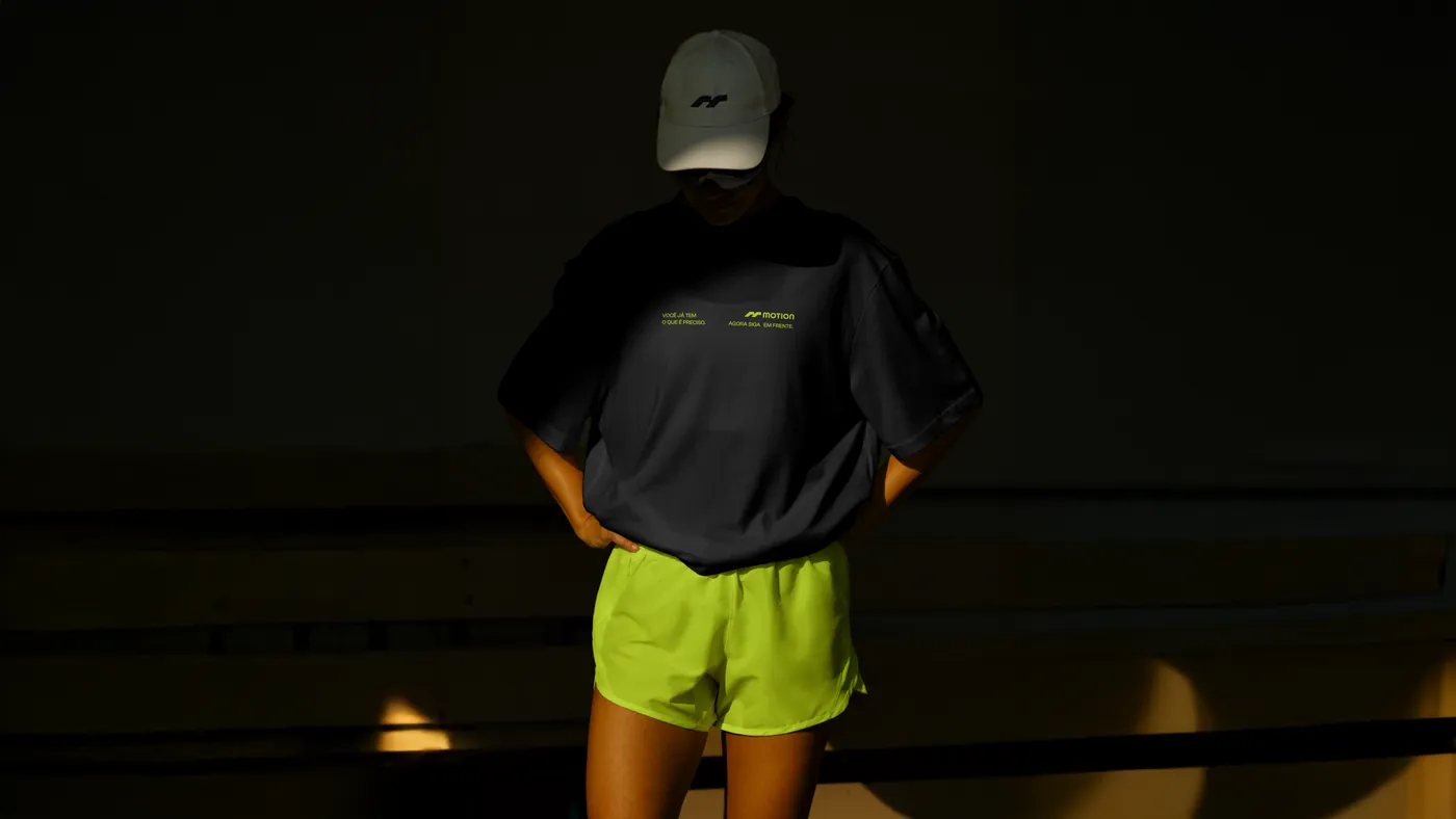 Uniforme Motion: camiseta preta e short verde-limão